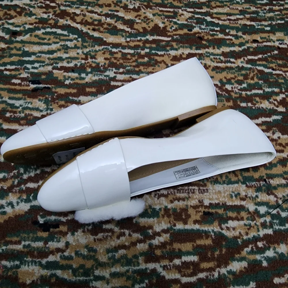 NWOB Ugg Womens Size 6 Cream Patent Leather Ballet Flats 1099869 Shoes